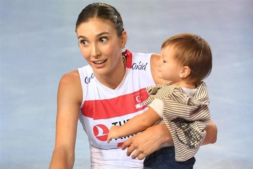 Hem annelik yaptı, hem vizeyi aldı; Naz Aydemir Akyol...