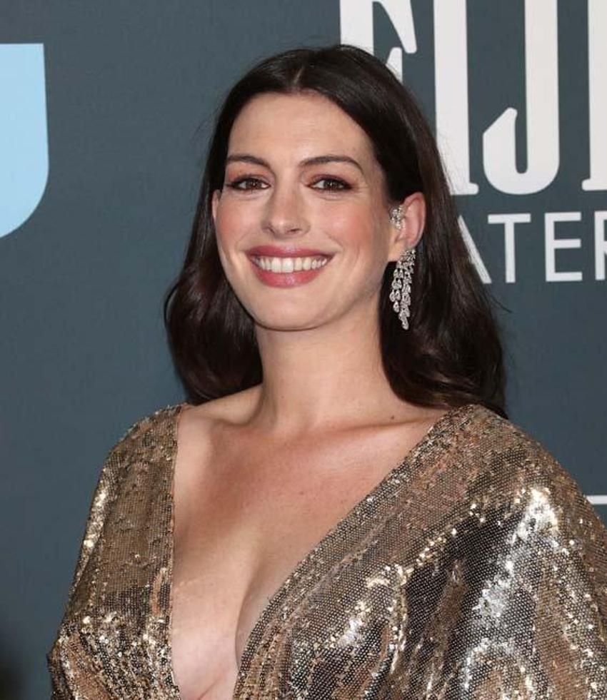Törene damga vurdu! Anne Hathaway...