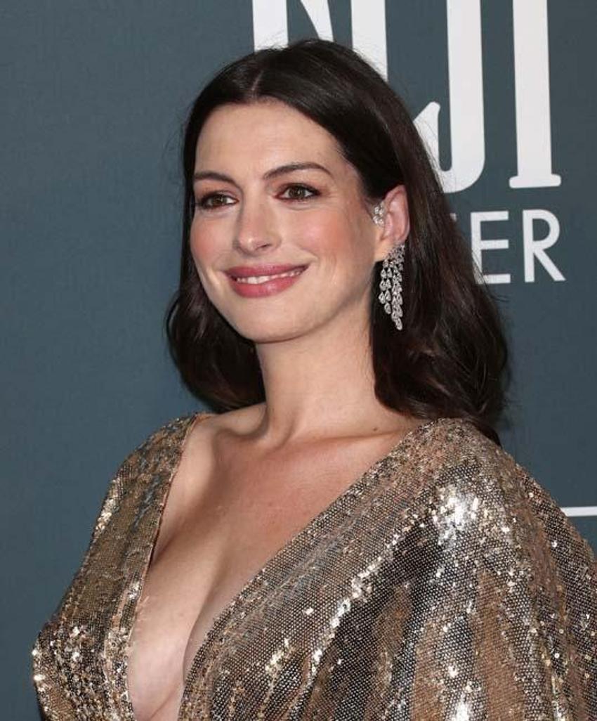 Törene damga vurdu! Anne Hathaway...