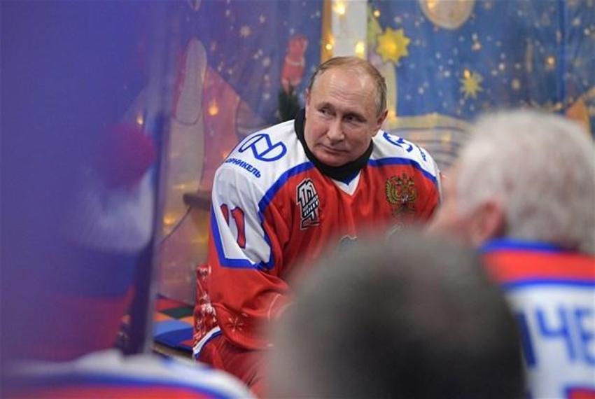 Putin, Kızıl Meydan'da buz hokeyi oynadı