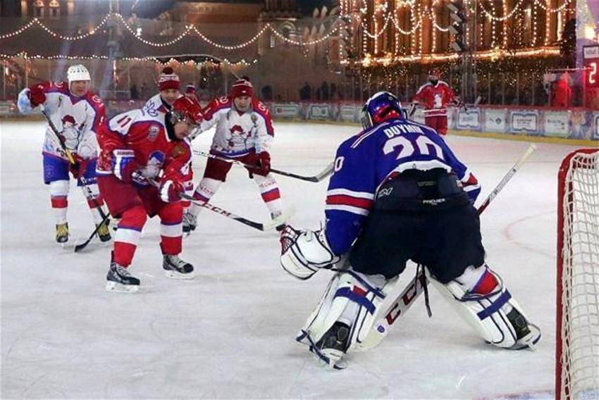 Putin, Kızıl Meydan'da buz hokeyi oynadı