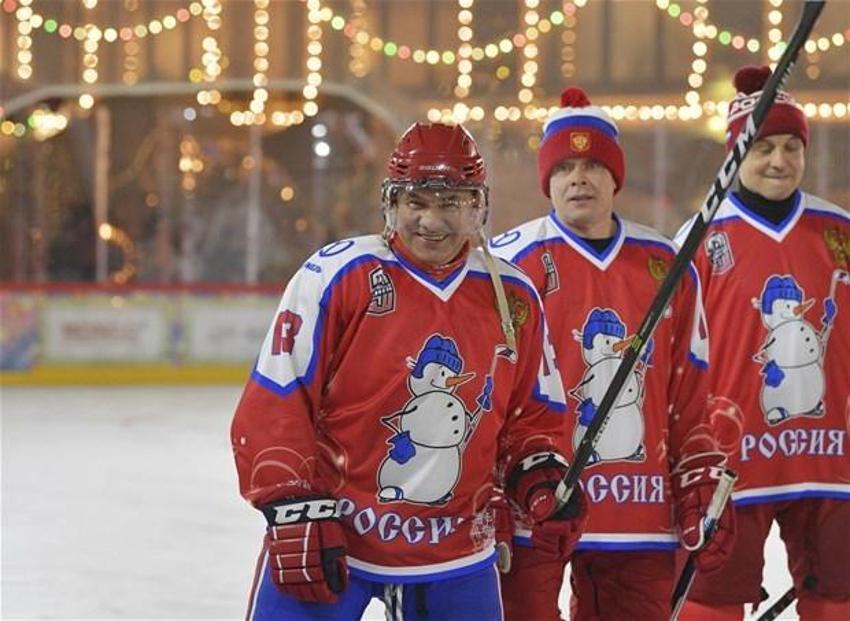 Putin, Kızıl Meydan'da buz hokeyi oynadı