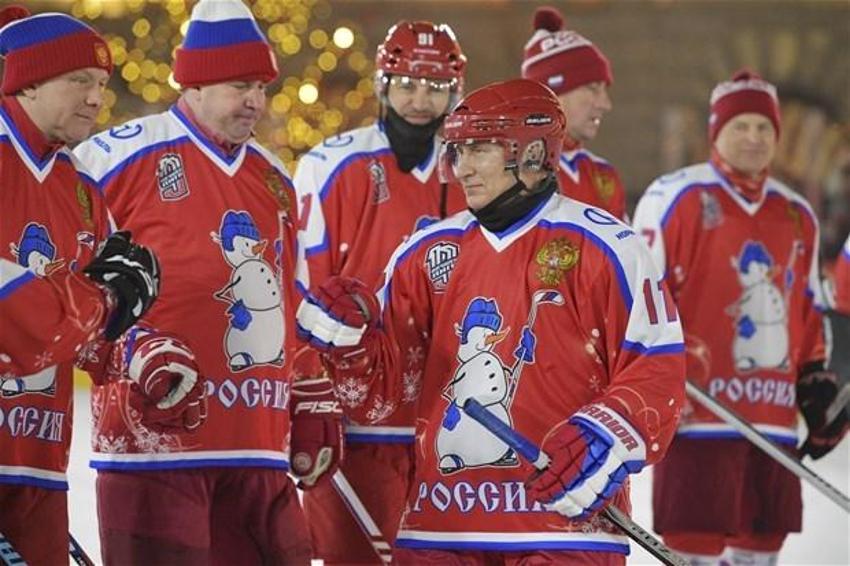 Putin, Kızıl Meydan'da buz hokeyi oynadı