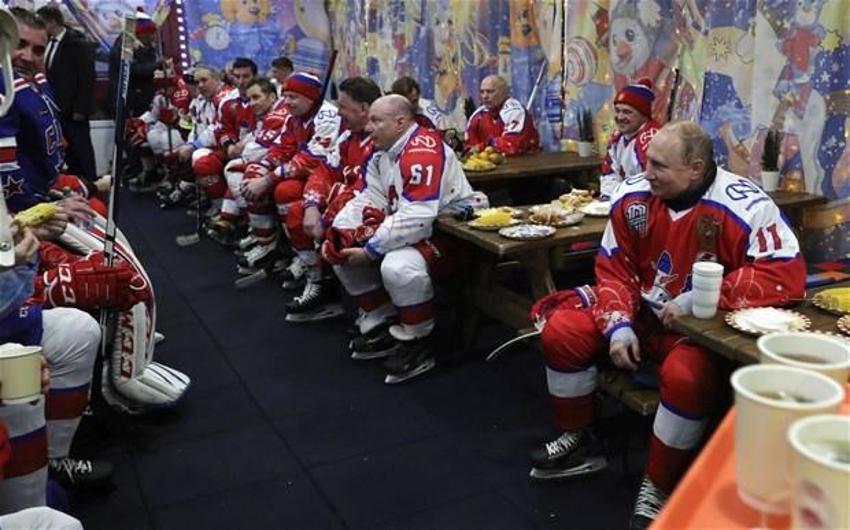 Putin, Kızıl Meydan'da buz hokeyi oynadı