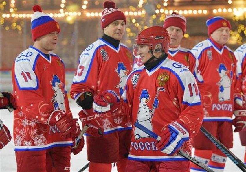 Putin, Kızıl Meydan'da buz hokeyi oynadı