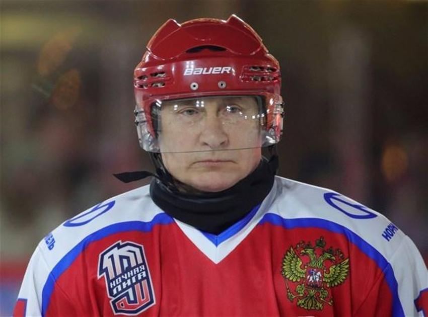 Putin, Kızıl Meydan'da buz hokeyi oynadı