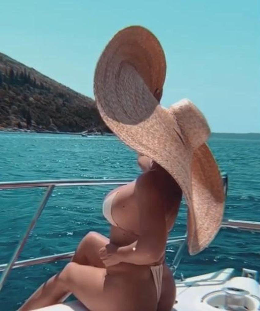 Jelena Karleusa'nın iç çamaşırlı Noel pozu nefes kesti