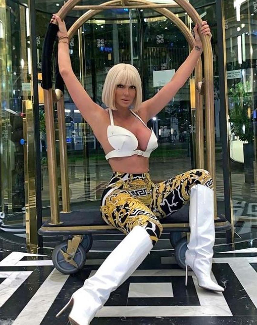 Jelena Karleusa'nın iç çamaşırlı Noel pozu nefes kesti