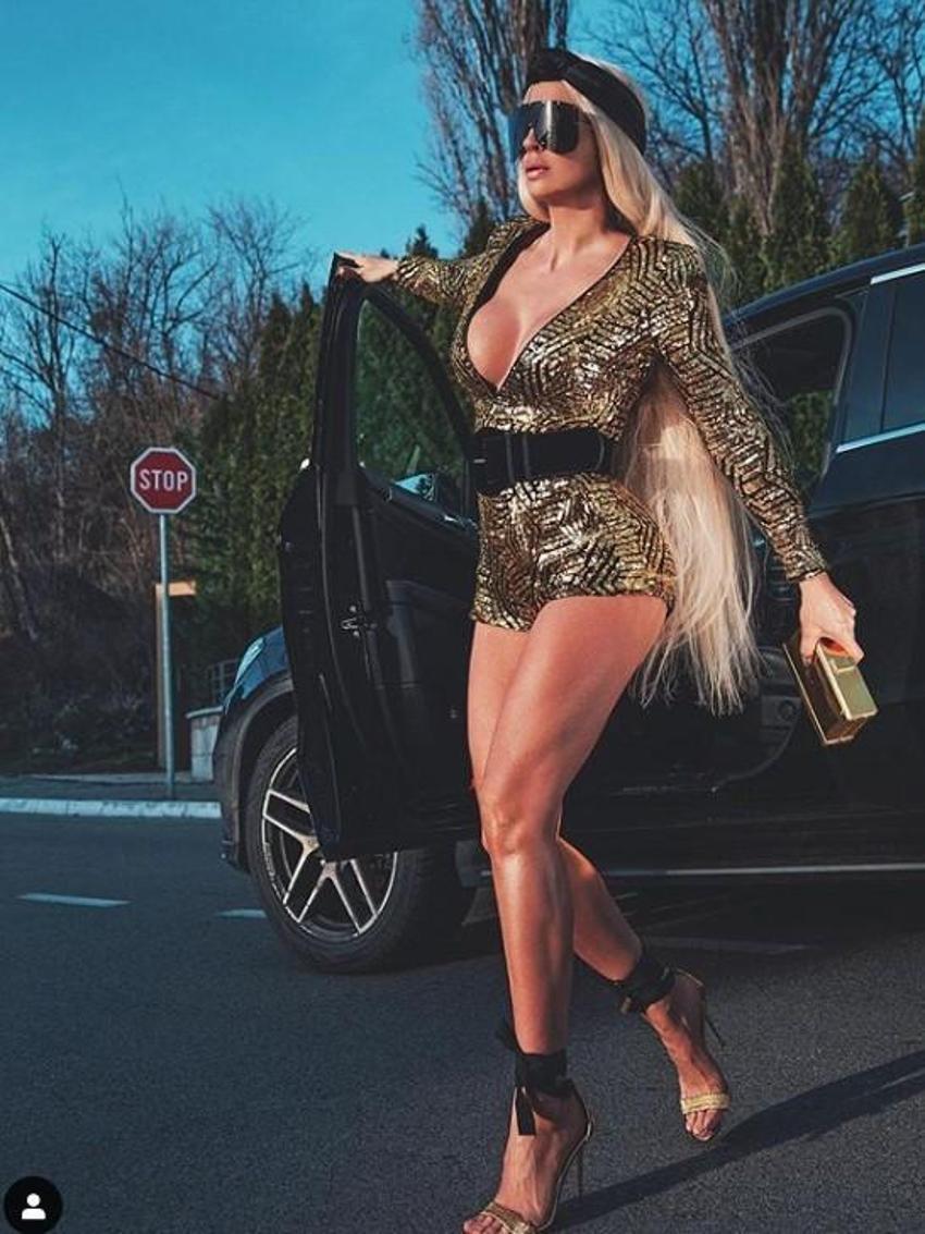 Jelena Karleusa'nın iç çamaşırlı Noel pozu nefes kesti