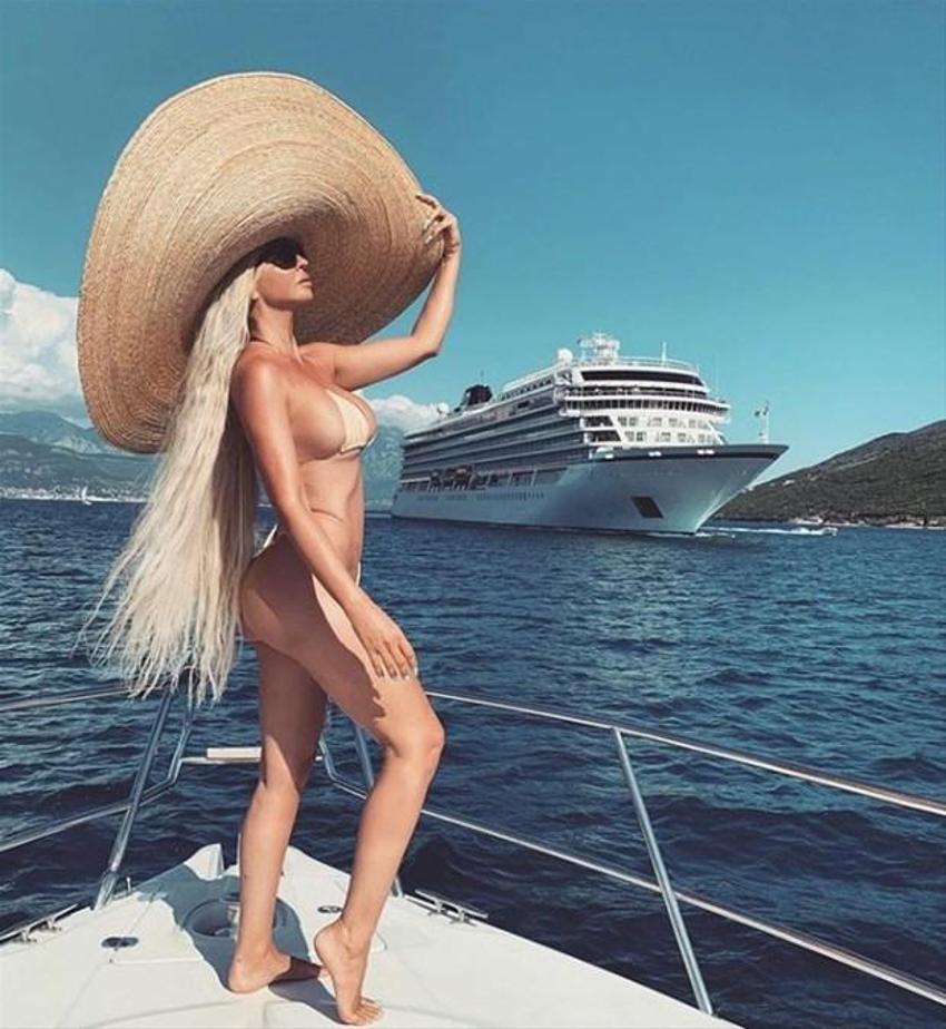 Jelena Karleusa'nın iç çamaşırlı Noel pozu nefes kesti