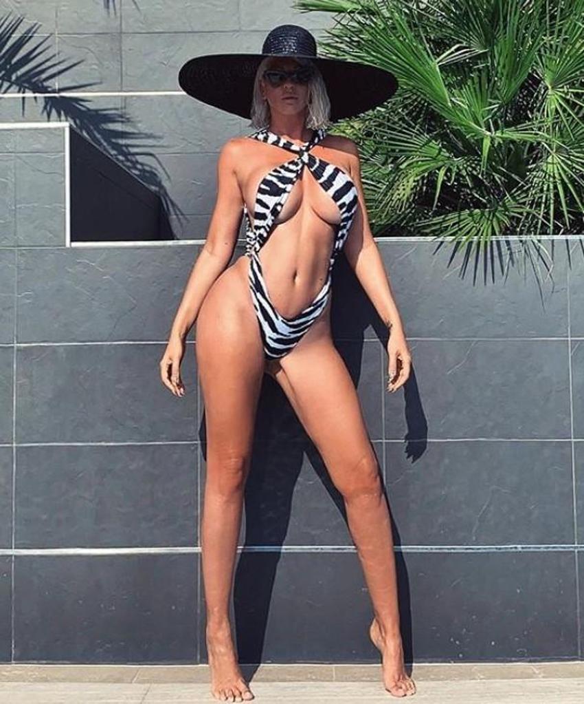 Jelena Karleusa'nın iç çamaşırlı Noel pozu nefes kesti