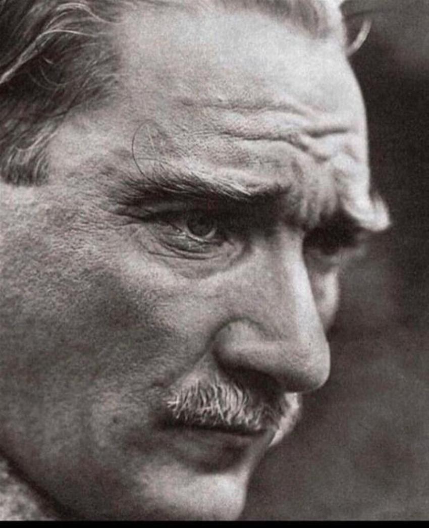 Ünlülerin 10 Kasım mesajları! 'Atam seni çok seviyoruz'