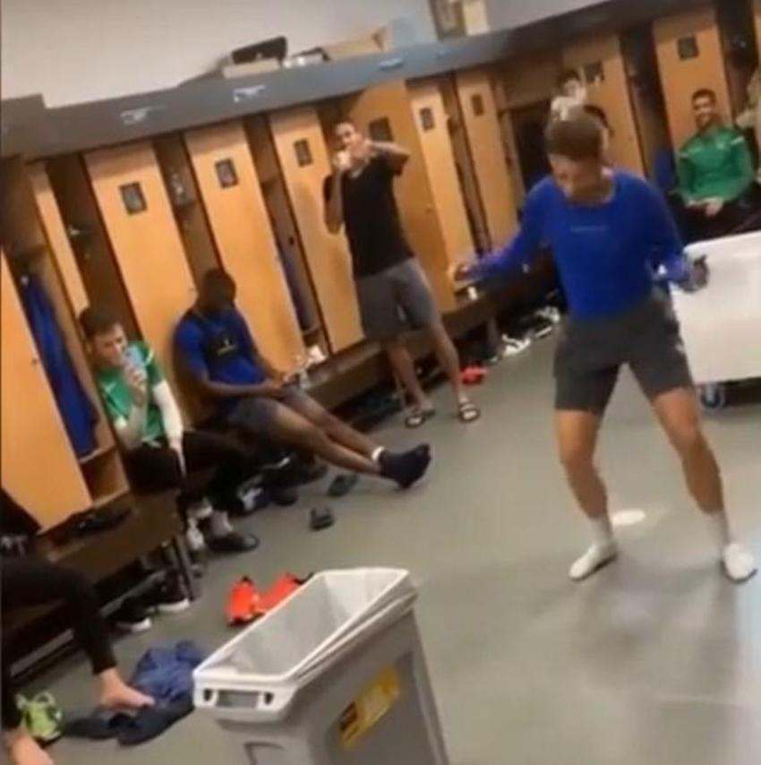 Adnan Januzaj'a eşek şakası!