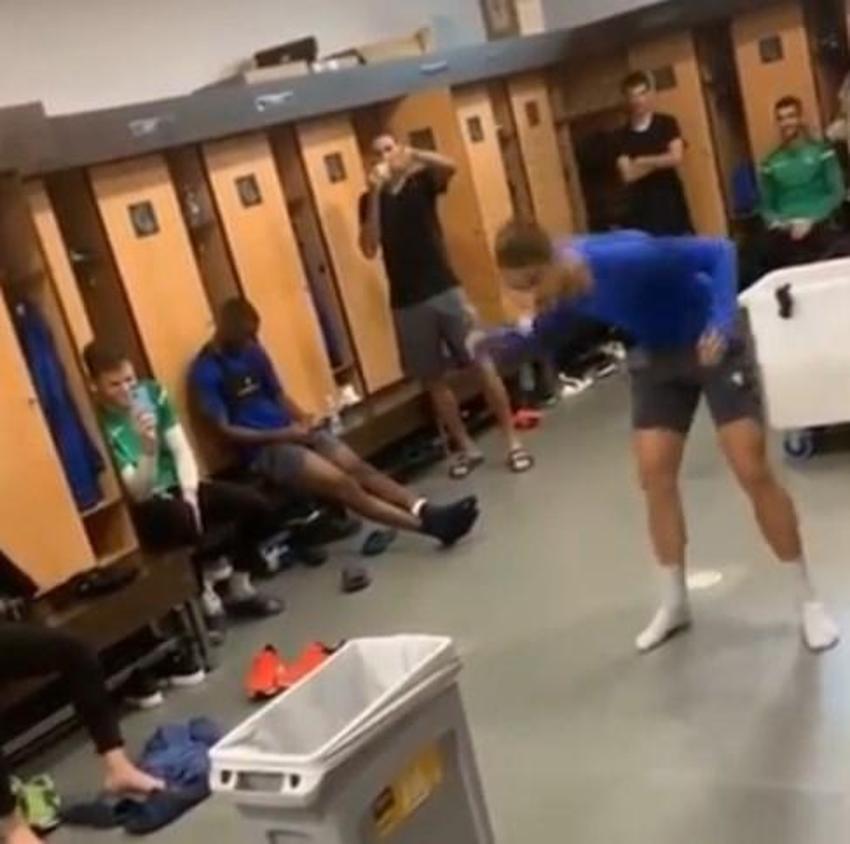 Adnan Januzaj'a eşek şakası!