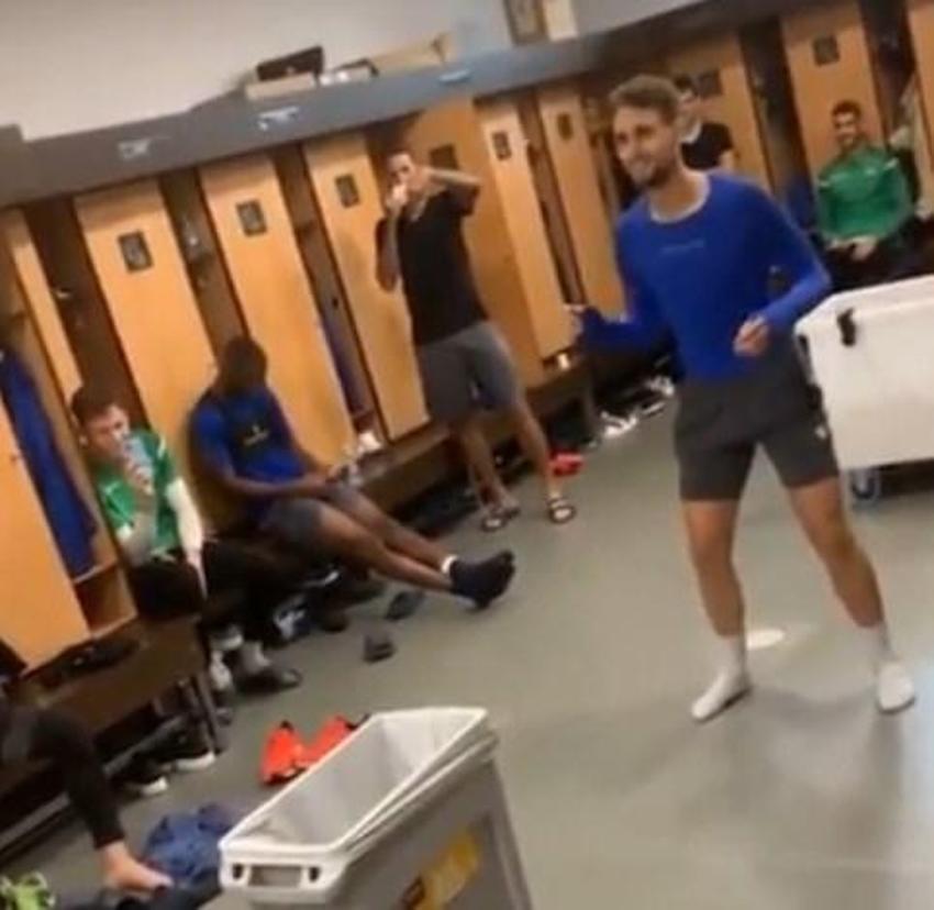 Adnan Januzaj'a eşek şakası!