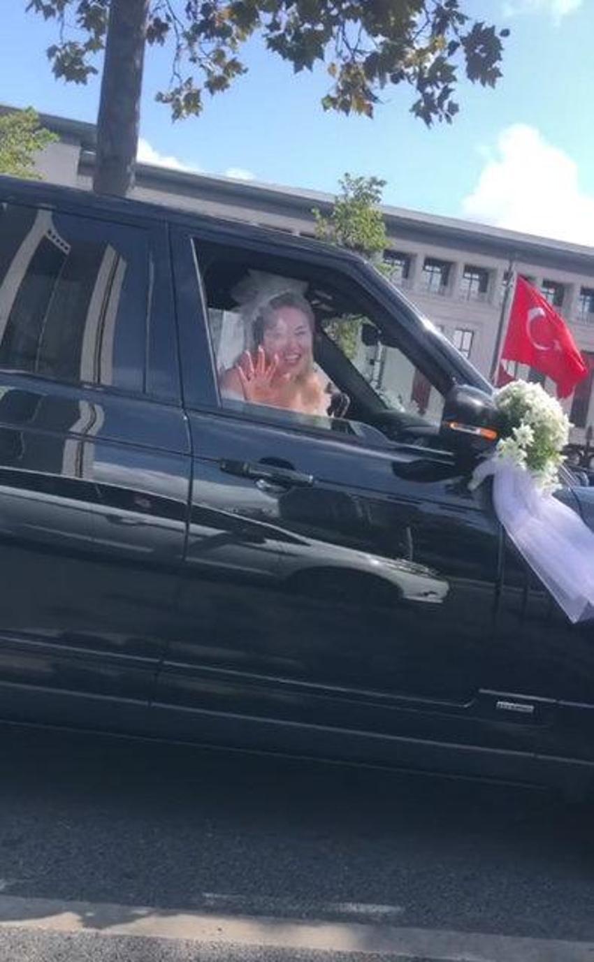 Aylin Coşkun 15 yıllık sevgilisiyle dünyaevine girdi!