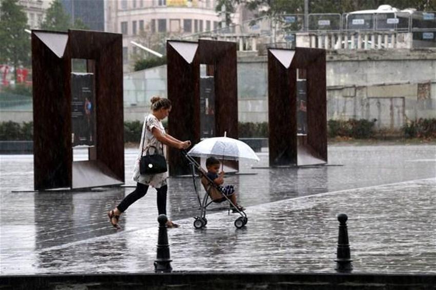 Yağmur İstanbul'da hayatı böyle felç etti