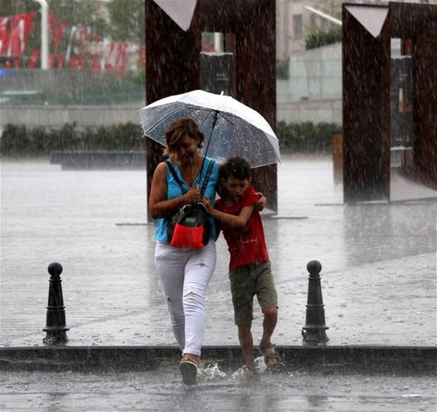 Yağmur İstanbul'da hayatı böyle felç etti