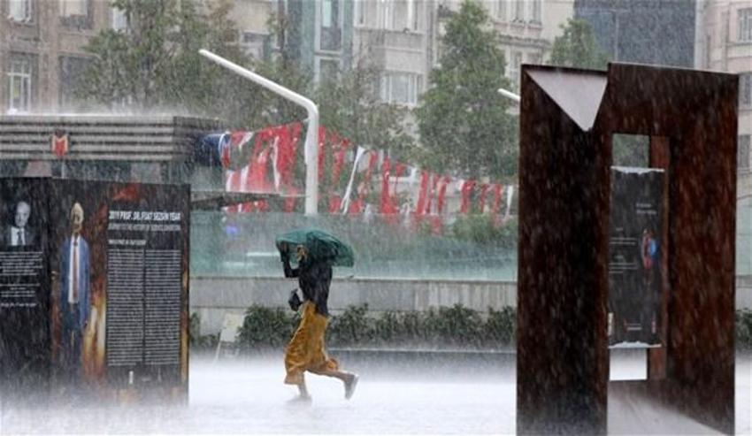 Yağmur İstanbul'da hayatı böyle felç etti