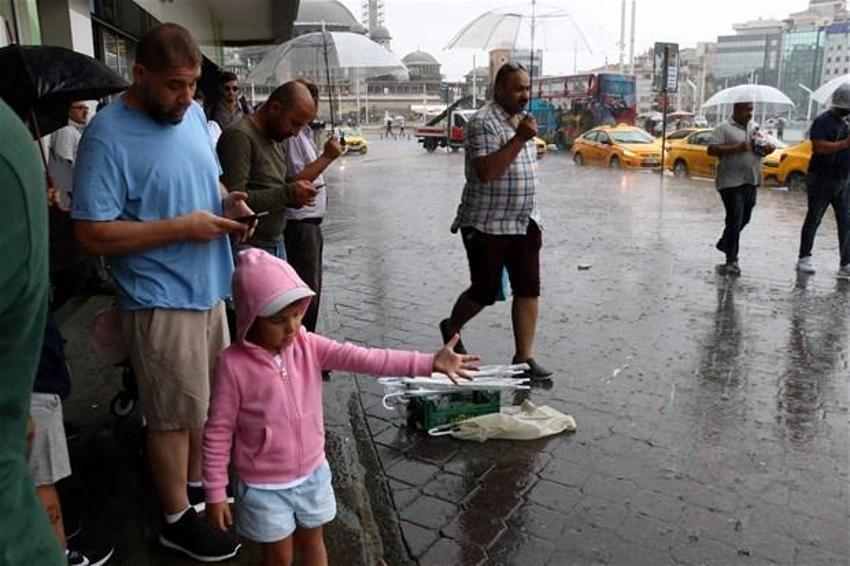 Yağmur İstanbul'da hayatı böyle felç etti