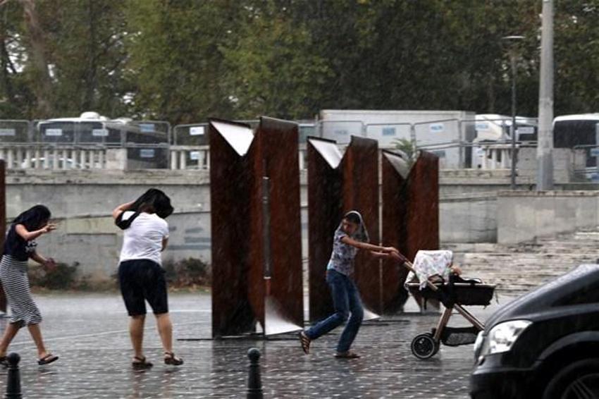 Yağmur İstanbul'da hayatı böyle felç etti
