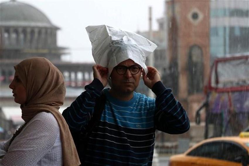 Yağmur İstanbul'da hayatı böyle felç etti