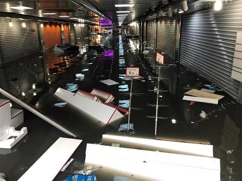 Yağmur İstanbul'da hayatı böyle felç etti