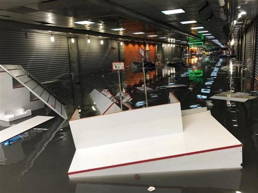 Yağmur İstanbul'da hayatı böyle felç etti