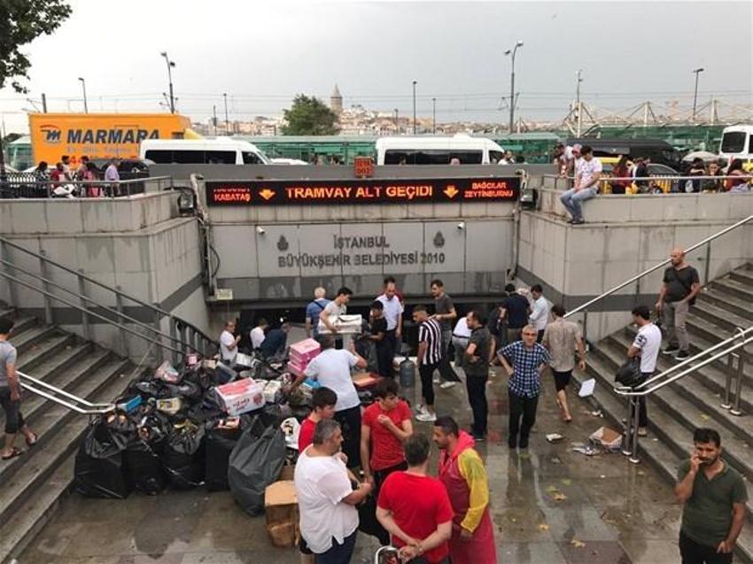 Yağmur İstanbul'da hayatı böyle felç etti