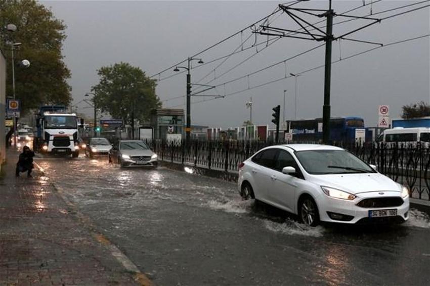 Yağmur İstanbul'da hayatı böyle felç etti