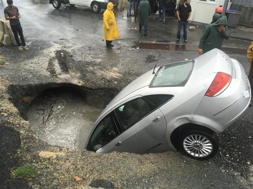 Yağmur İstanbul'da hayatı böyle felç etti