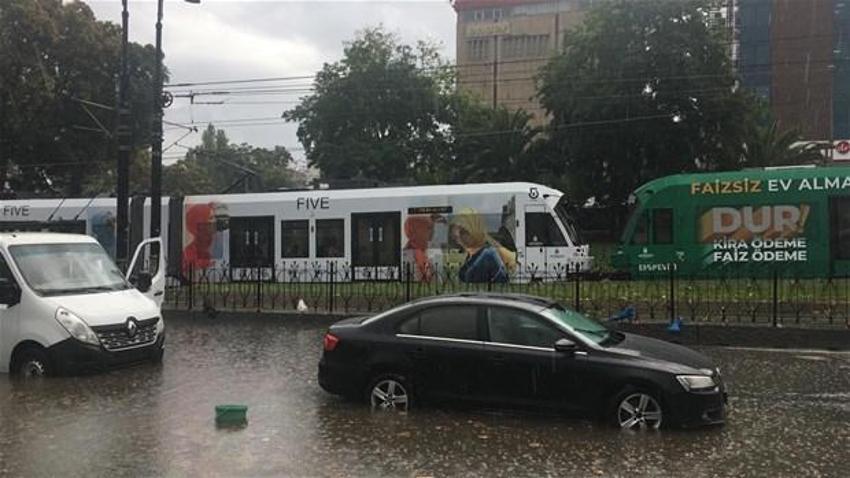 Yağmur İstanbul'da hayatı böyle felç etti