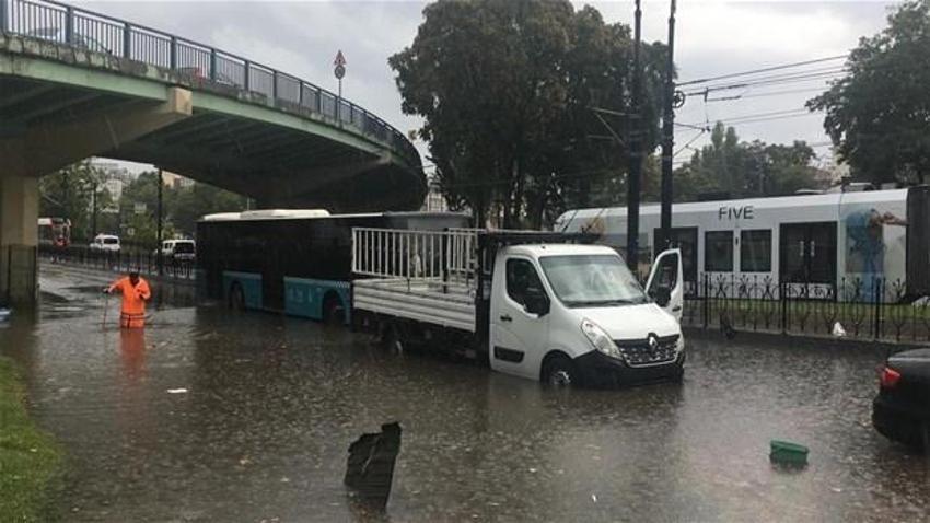 Yağmur İstanbul'da hayatı böyle felç etti