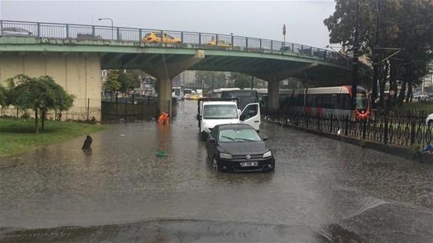 Yağmur İstanbul'da hayatı böyle felç etti