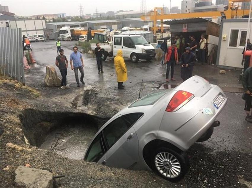 Yağmur İstanbul'da hayatı böyle felç etti