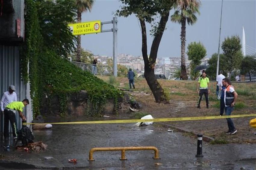 Yağmur İstanbul'da hayatı böyle felç etti