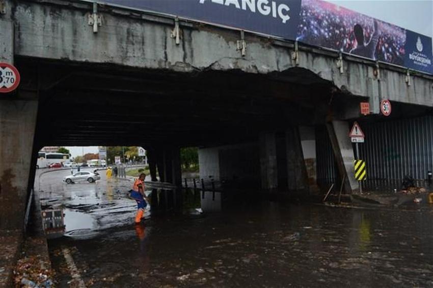 Yağmur İstanbul'da hayatı böyle felç etti