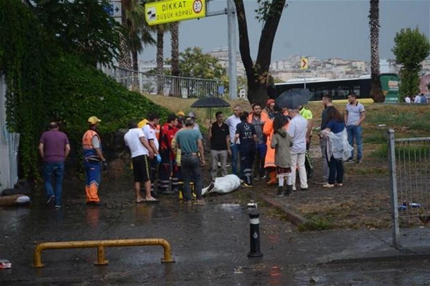 Yağmur İstanbul'da hayatı böyle felç etti