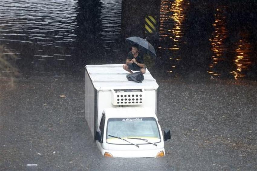 Yağmur İstanbul'da hayatı böyle felç etti