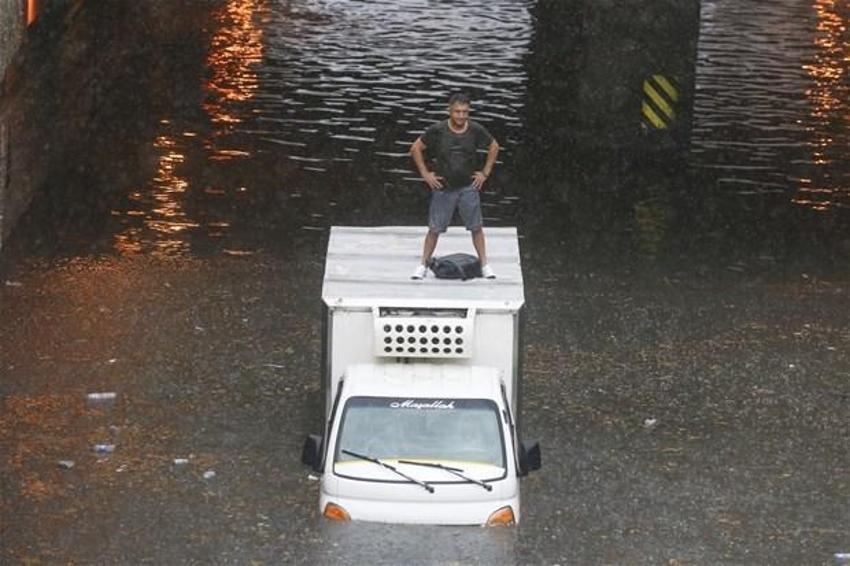 Yağmur İstanbul'da hayatı böyle felç etti