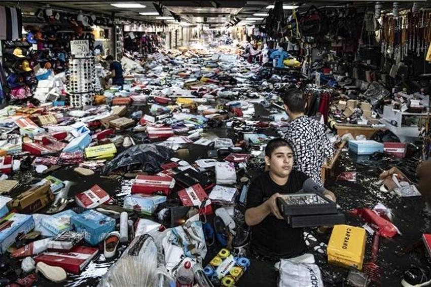 Yağmur İstanbul'da hayatı böyle felç etti