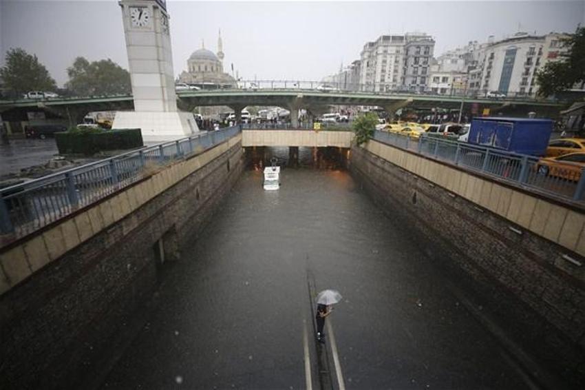 Yağmur İstanbul'da hayatı böyle felç etti