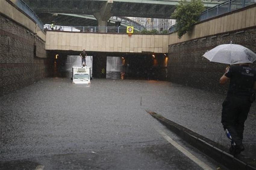 Yağmur İstanbul'da hayatı böyle felç etti