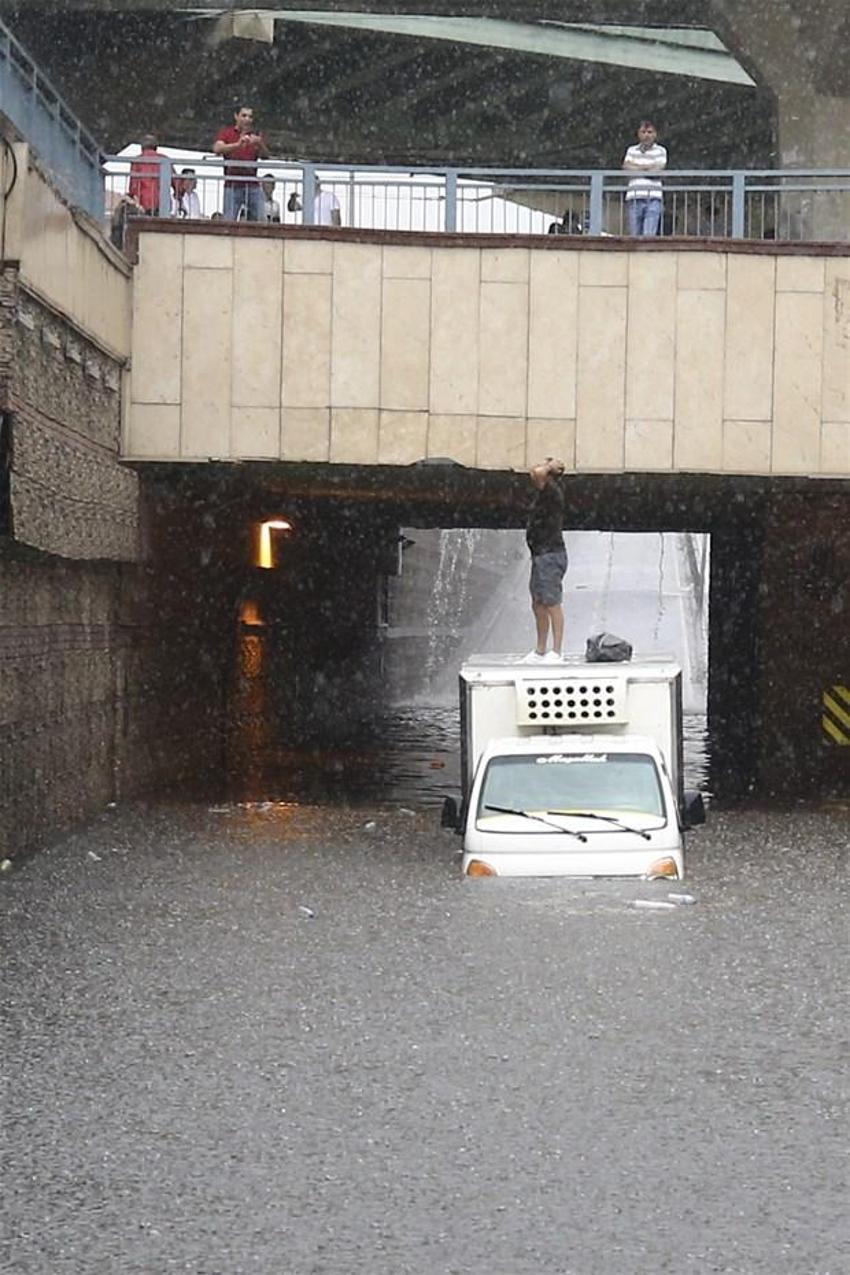 Yağmur İstanbul'da hayatı böyle felç etti