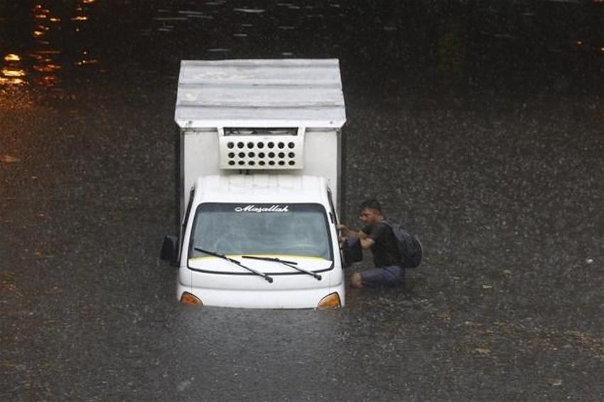 Yağmur İstanbul'da hayatı böyle felç etti