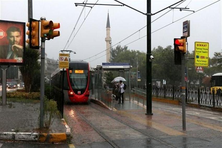Yağmur İstanbul'da hayatı böyle felç etti