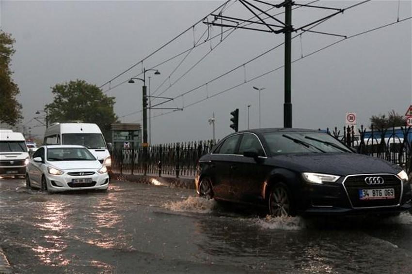 Yağmur İstanbul'da hayatı böyle felç etti