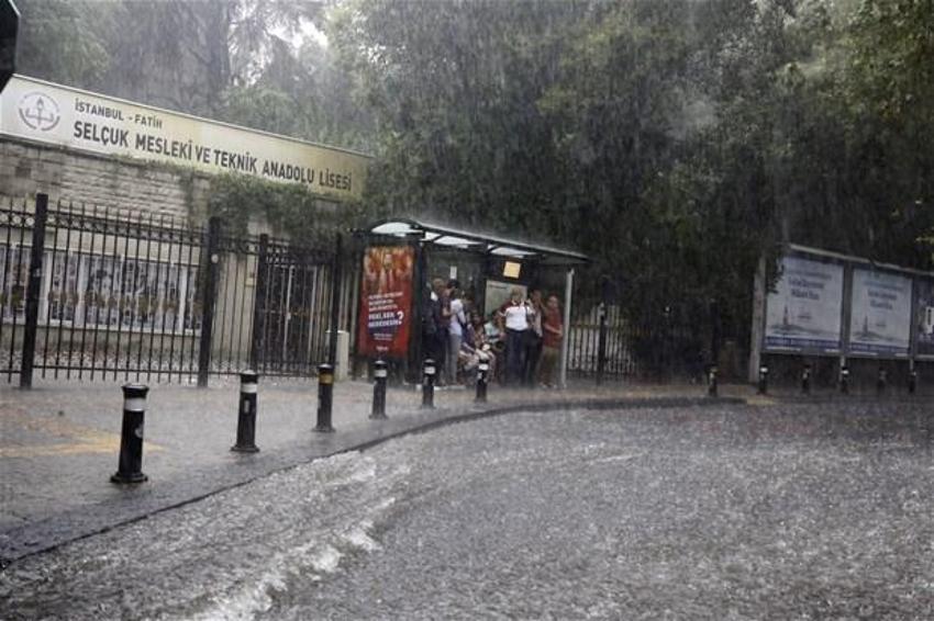Yağmur İstanbul'da hayatı böyle felç etti