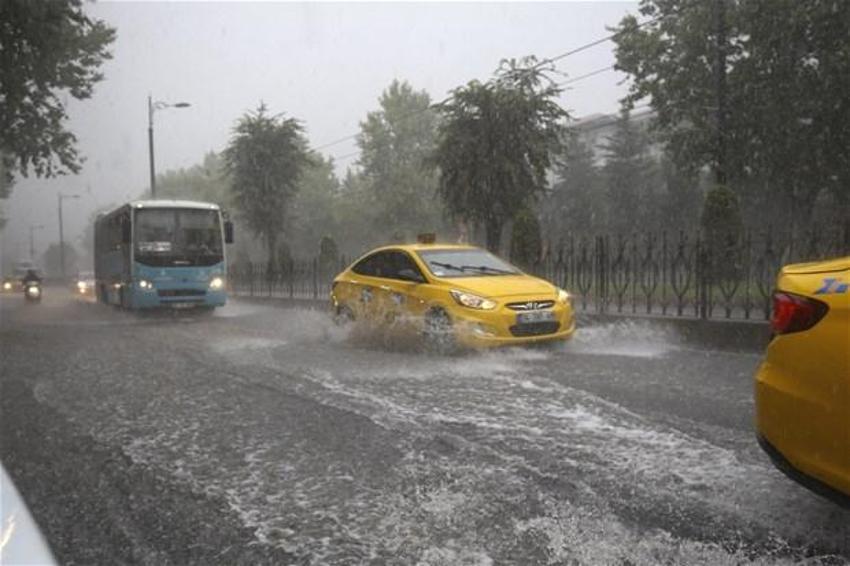 Yağmur İstanbul'da hayatı böyle felç etti