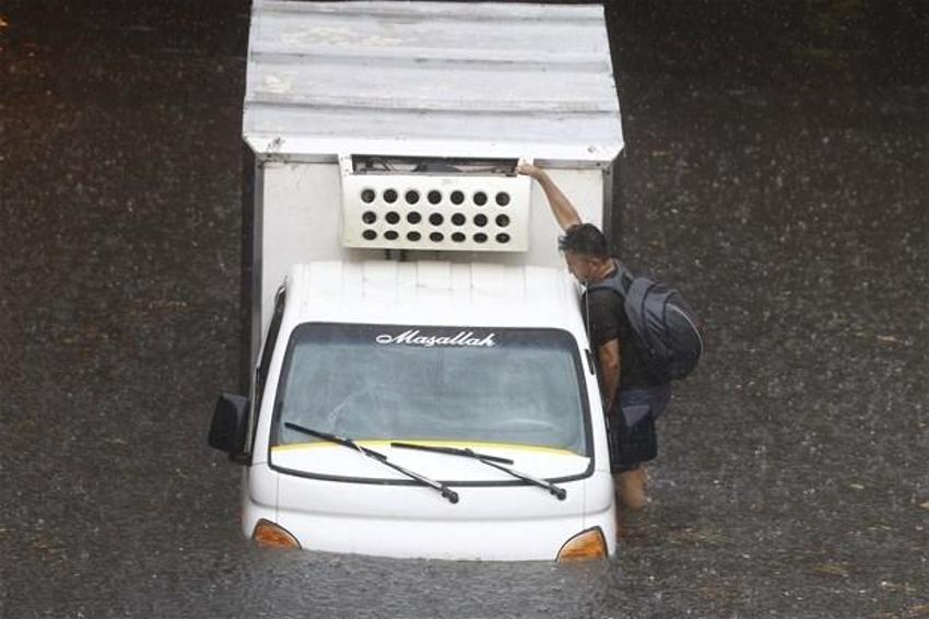 Yağmur İstanbul'da hayatı böyle felç etti